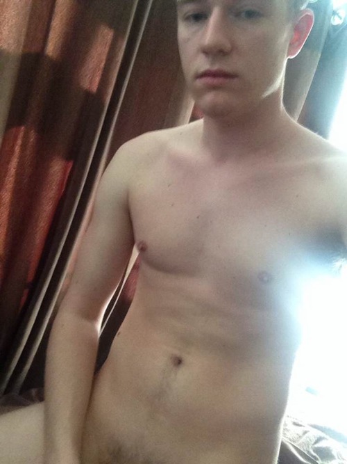English-Lads-Nude-Sexting-Selfies